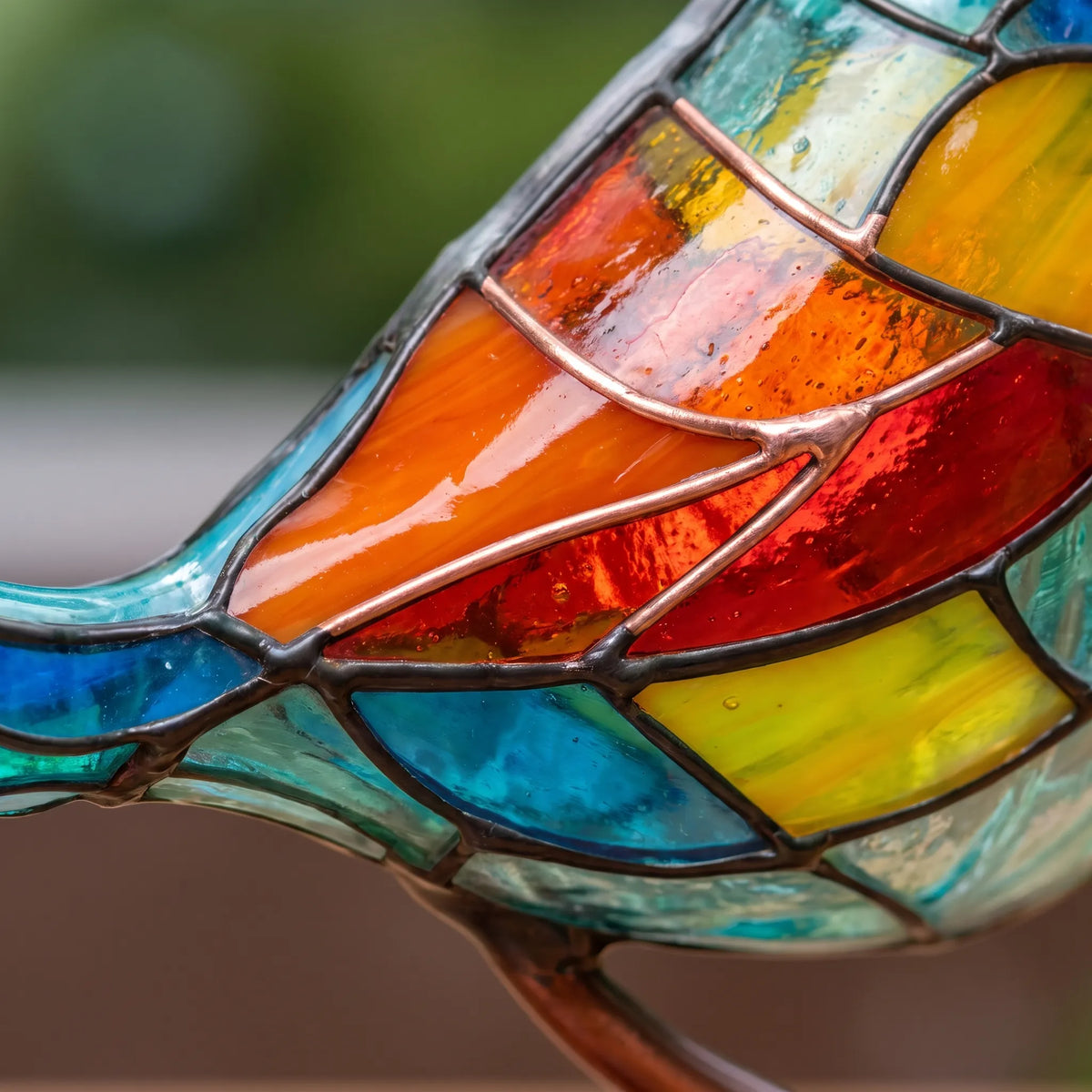 Linnet - Stained-Glass Style Bird Figurine Desk Decoration, Colourful Glass & Metal Bird Ornament on Stand, for Shelf, Windowsill & Gift, 15 × 20cm