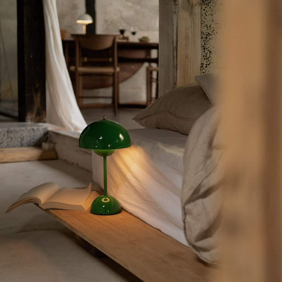 Retro Mushroom Table Lamp, Cordless Rechargeable LED Bedside Lamp, Warm Light, 8–10 Hour Battery, for Bedroom, Living Room & Desk, 8 Colours, 29.5cm